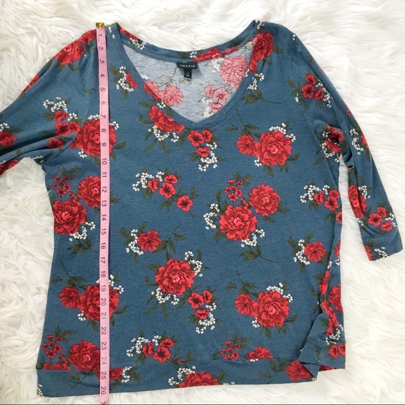 TORRID BLUE FLORAL V-NECK BANDED TEE 2 - Picture 7 of 10